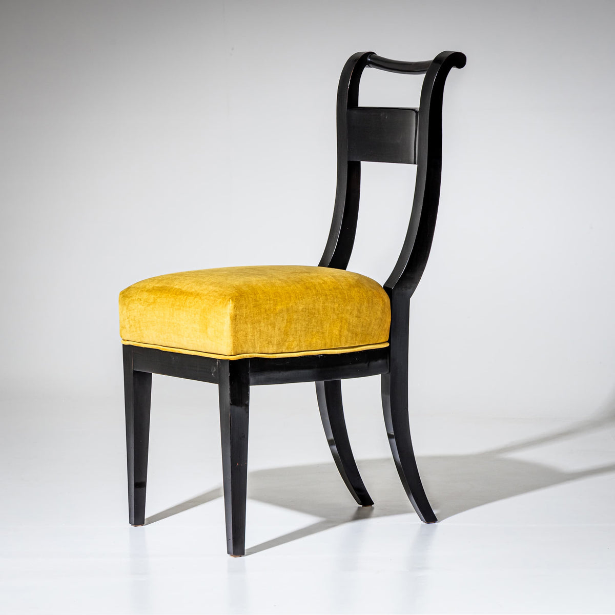 Acht Biedermeier Esszimmerstühle, Anfang 19. Jahrhundert