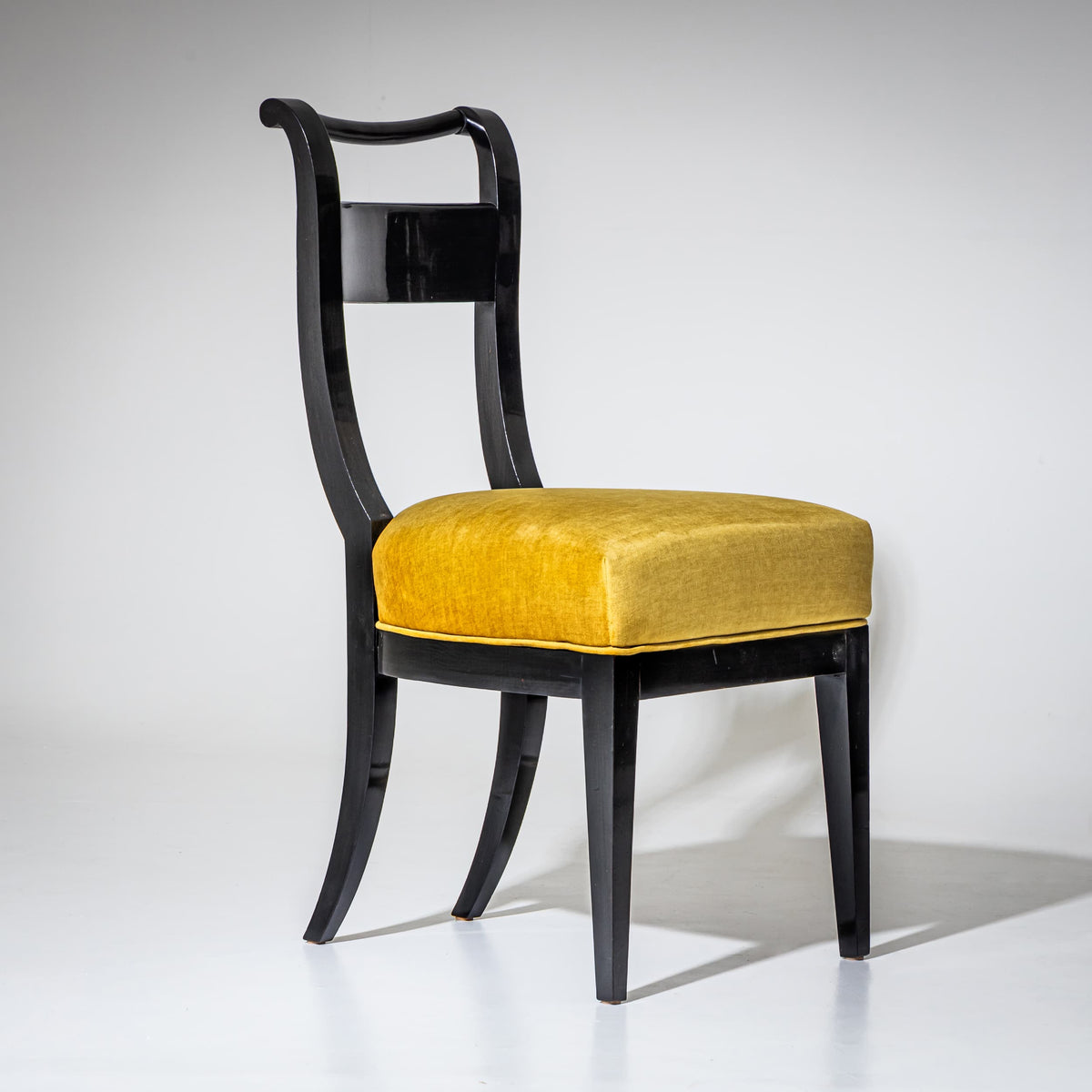 Acht Biedermeier Esszimmerstühle, Anfang 19. Jahrhundert