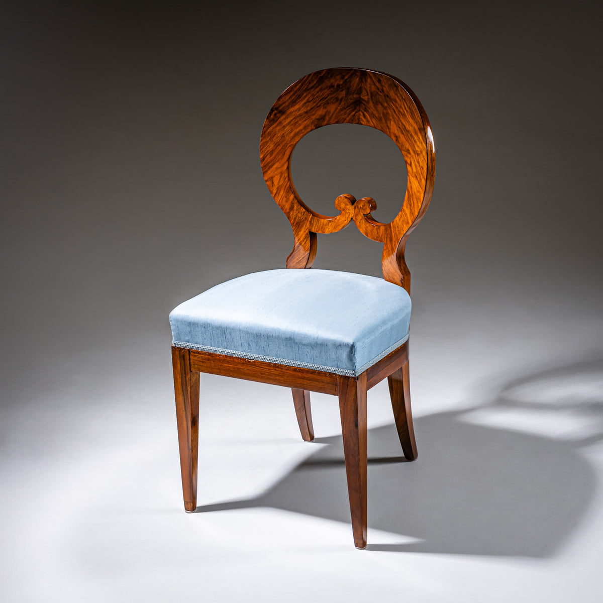 Biedermeier Stuhl in Nussbaum, um 1830