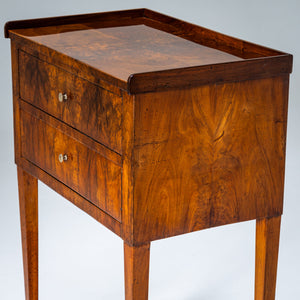 Biedermeier Side Table in Walnut, early 19th Century.