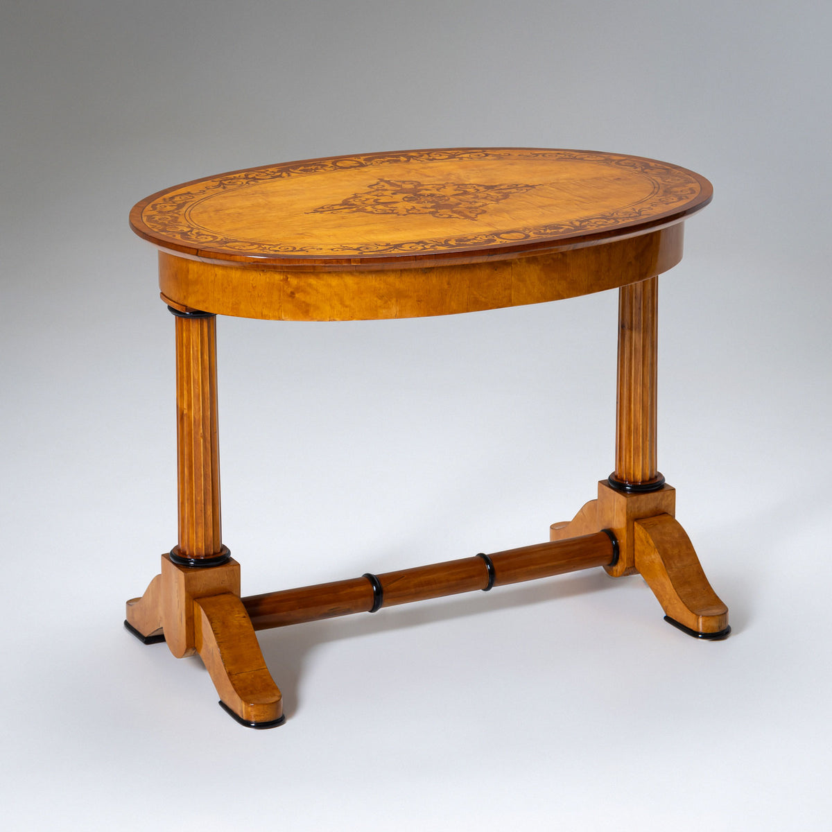 Ovaler Biedermeier Salontisch mit Marketeriedekor, um 1840