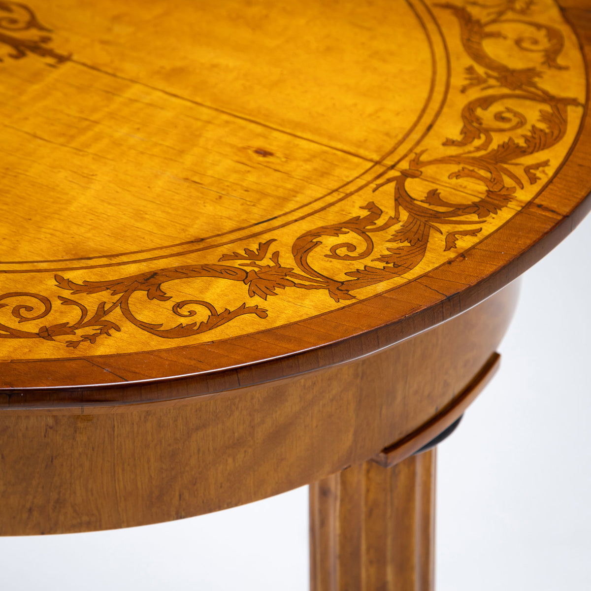 Ovaler Biedermeier Salontisch mit Marketeriedekor, um 1840
