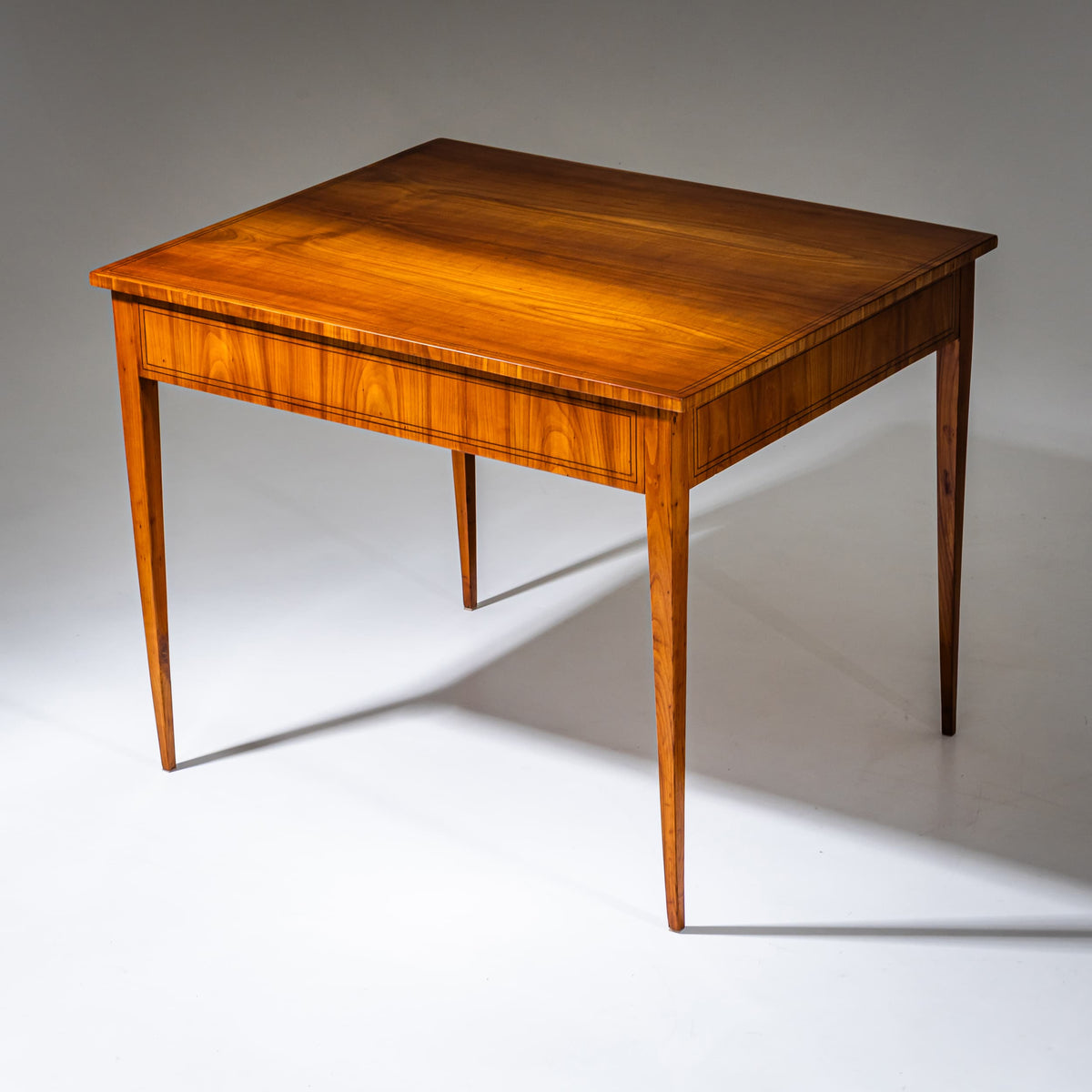 Biedermeier Tisch in Kirsche, um 1820
