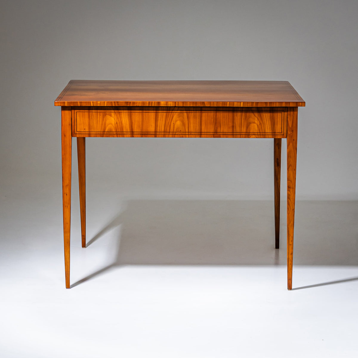 Biedermeier Tisch in Kirsche, um 1820