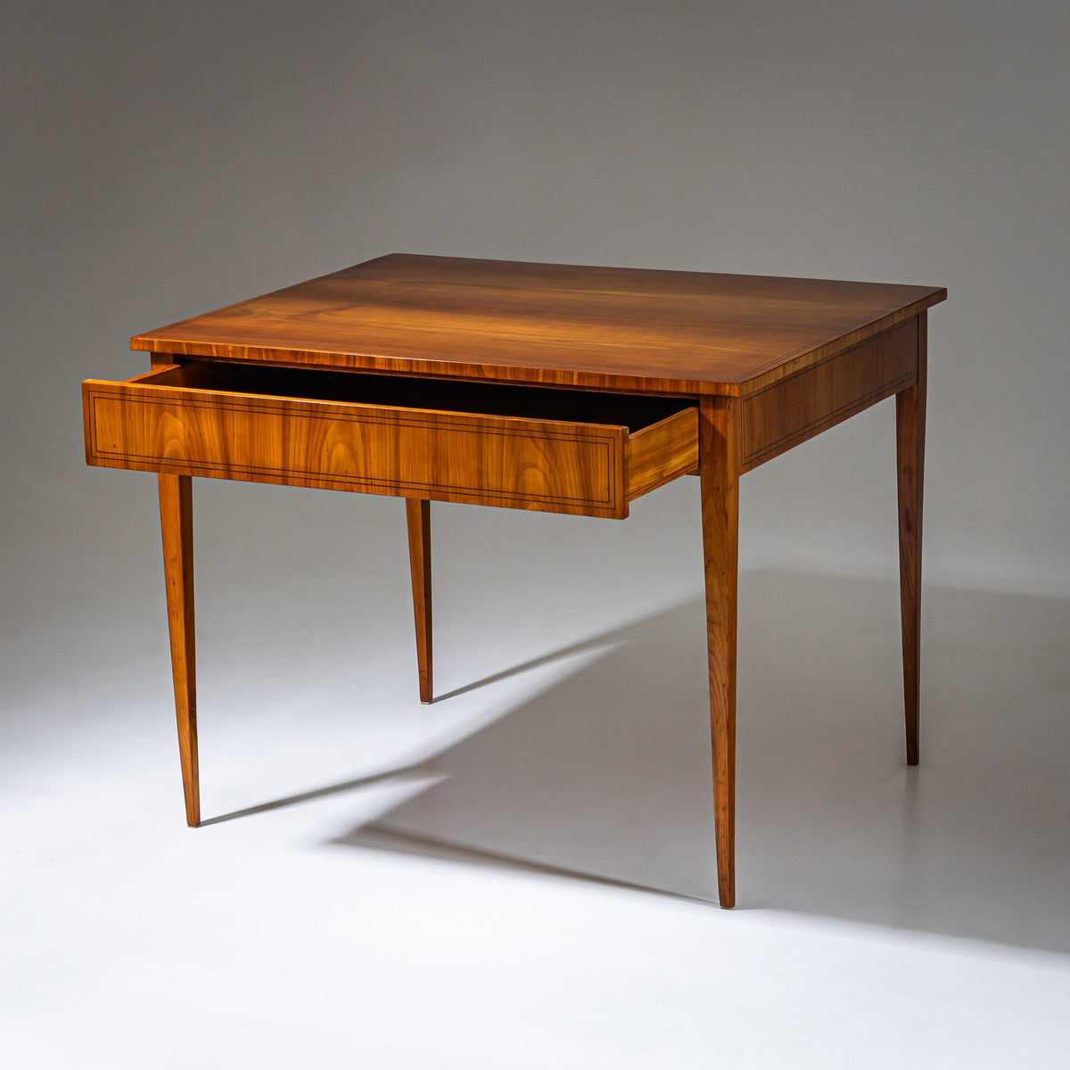 Biedermeier Tisch in Kirsche, um 1820