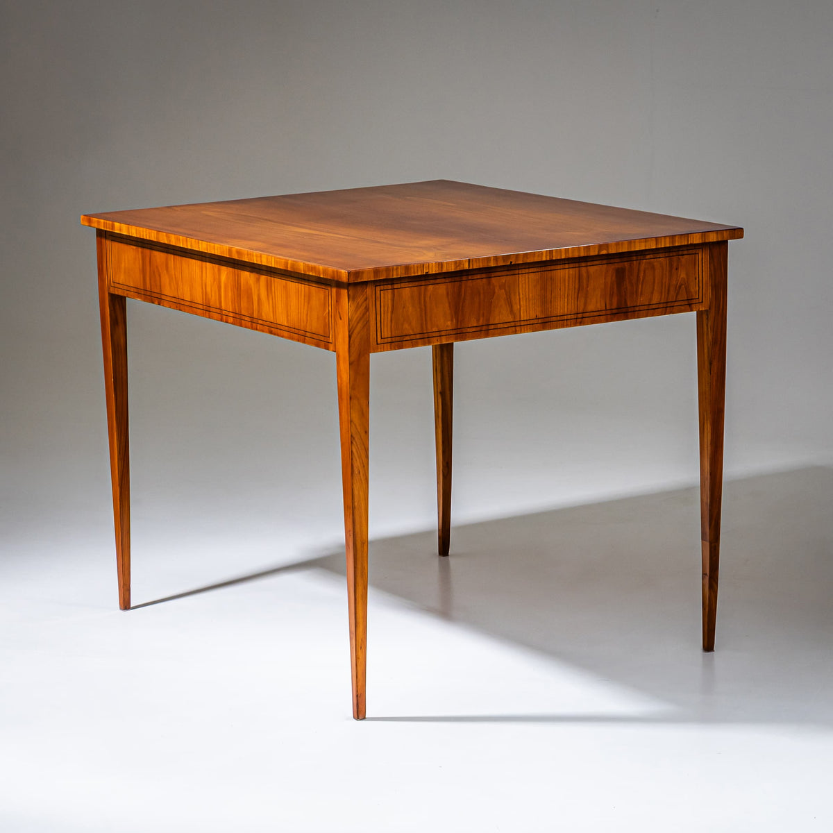 Biedermeier Tisch in Kirsche, um 1820
