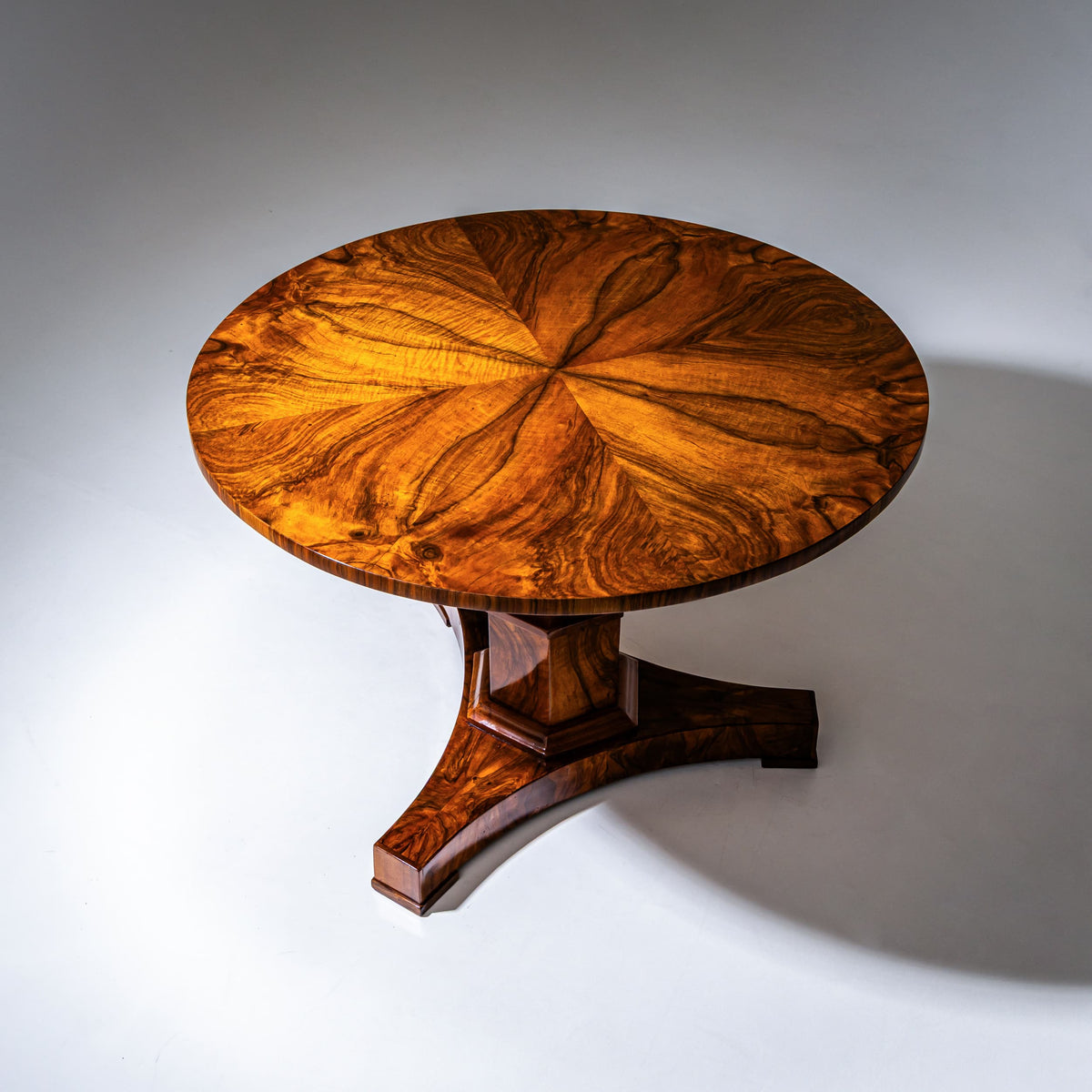 Biedermeier Salontisch in Nussbaum, um 1820