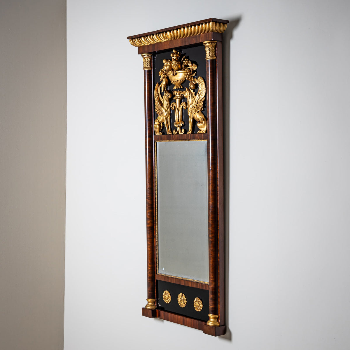 Biedermeier Pfeilerspiegel mit Greifendekor, um 1840