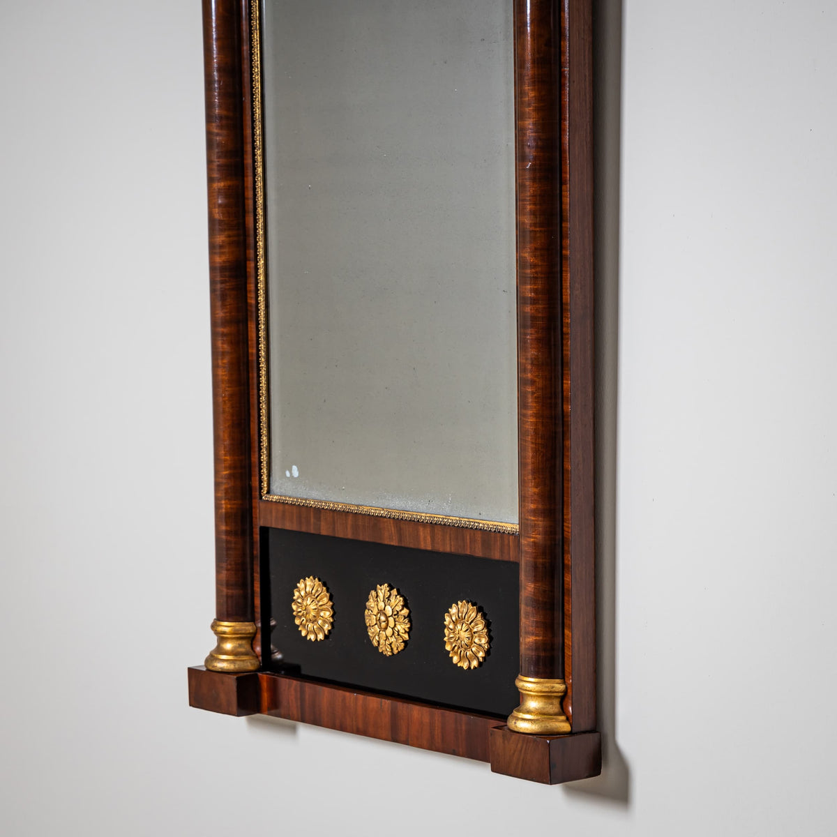 Biedermeier Pfeilerspiegel mit Greifendekor, um 1840