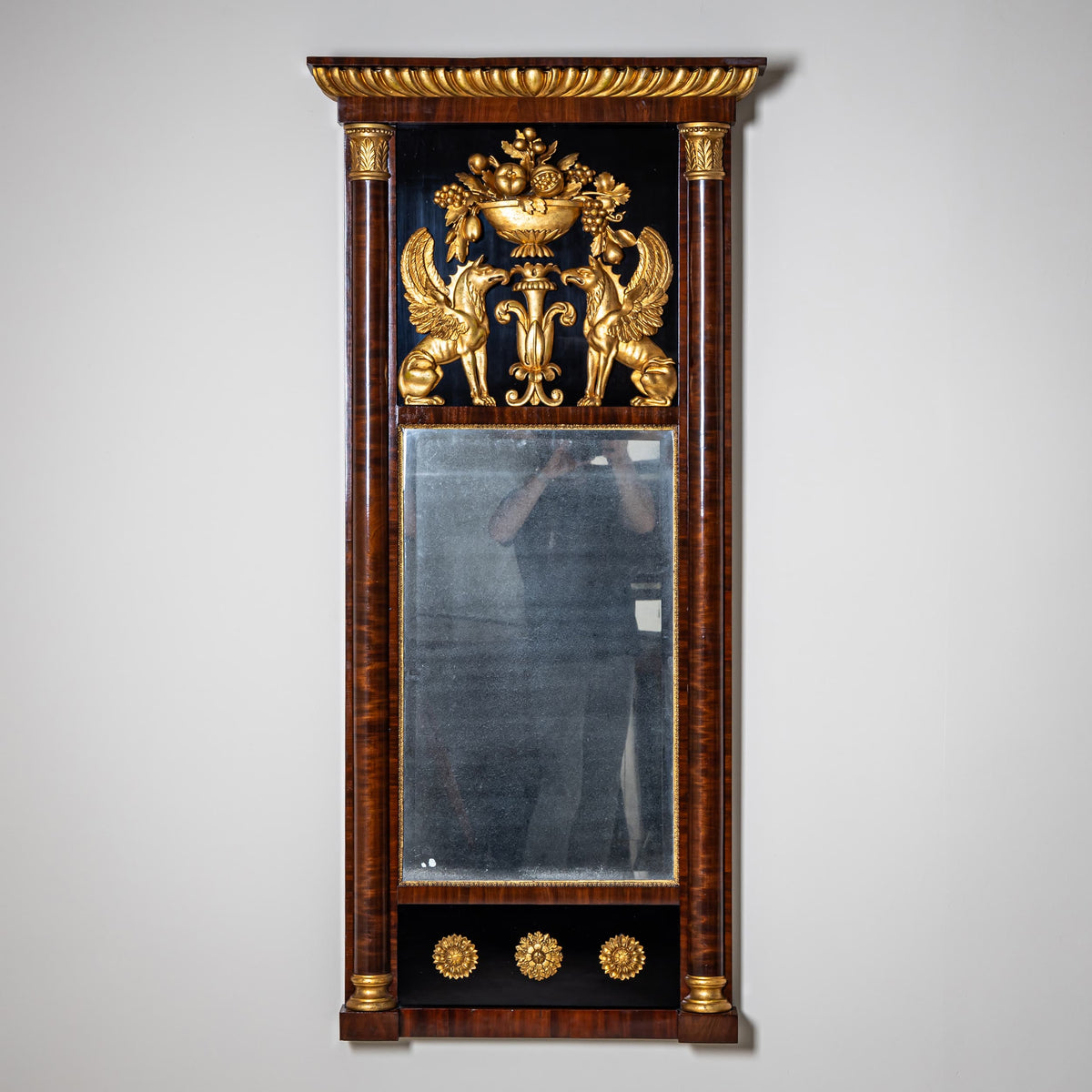 Biedermeier Pfeilerspiegel mit Greifendekor, um 1840