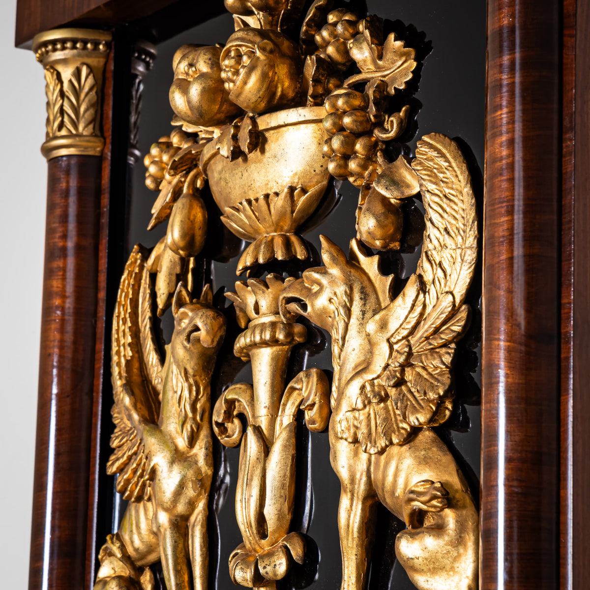 Biedermeier Pfeilerspiegel mit Greifendekor, um 1840
