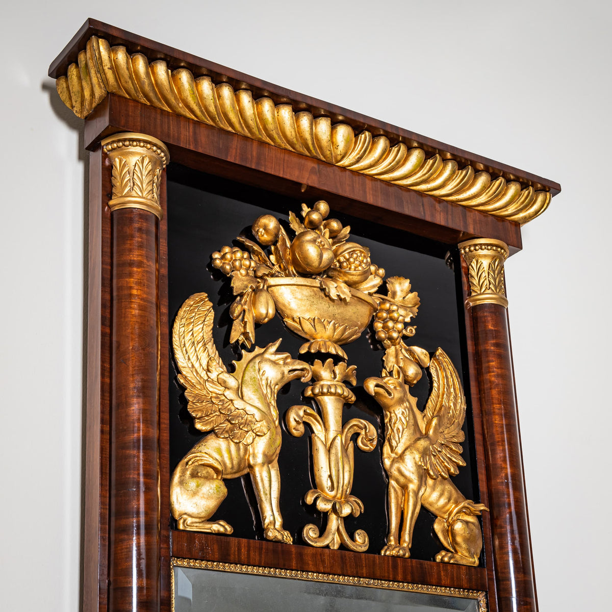 Biedermeier Pfeilerspiegel mit Greifendekor, um 1840