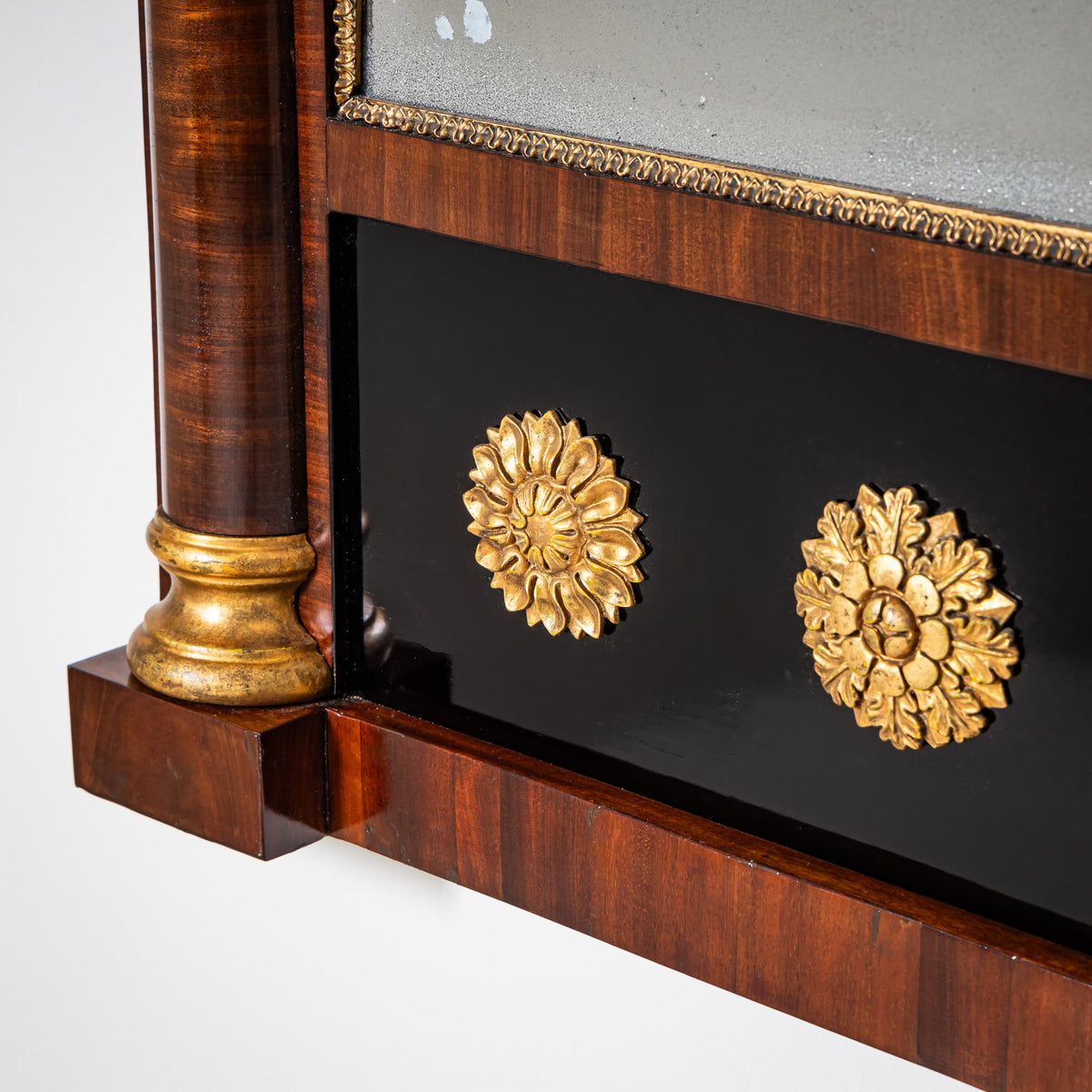 Biedermeier Pfeilerspiegel mit Greifendekor, um 1840