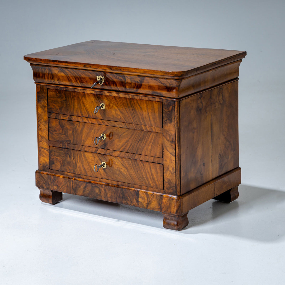 Biedermeier Miniaturkommode in Nussbaum, um 1830