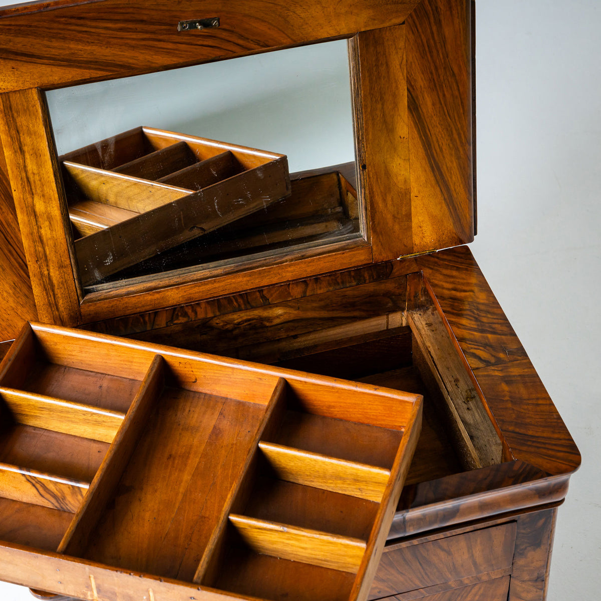 Biedermeier Miniaturkommode in Nussbaum, um 1830