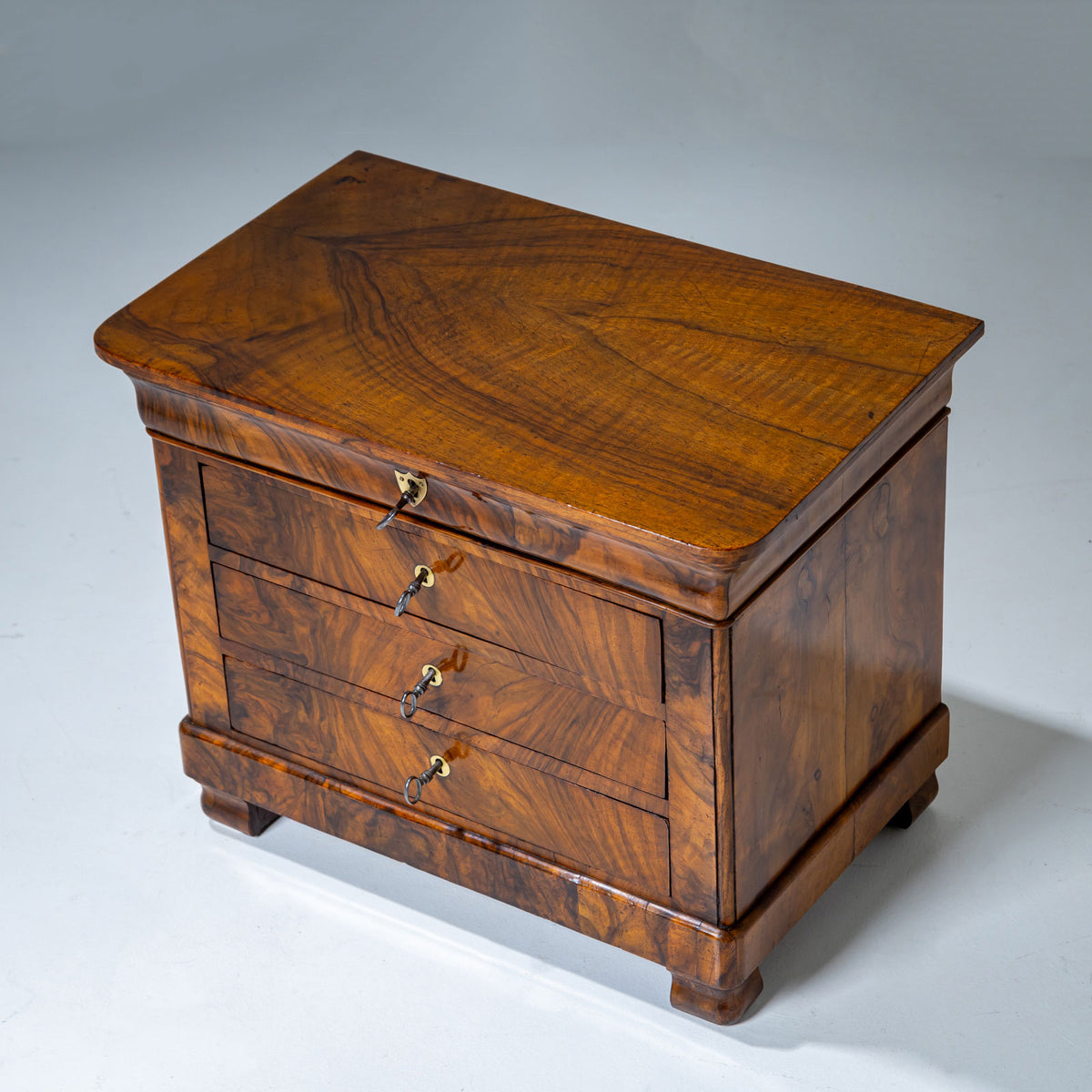 Biedermeier Miniaturkommode in Nussbaum, um 1830
