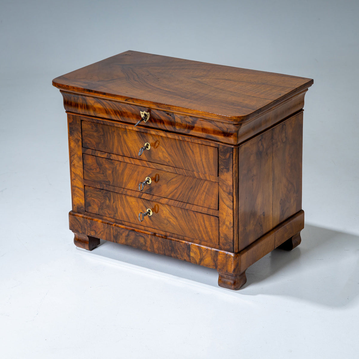 Biedermeier Miniaturkommode in Nussbaum, um 1830