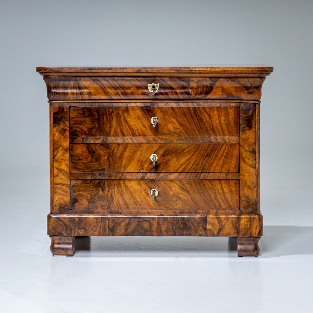 Biedermeier Miniaturkommode in Nussbaum, um 1830