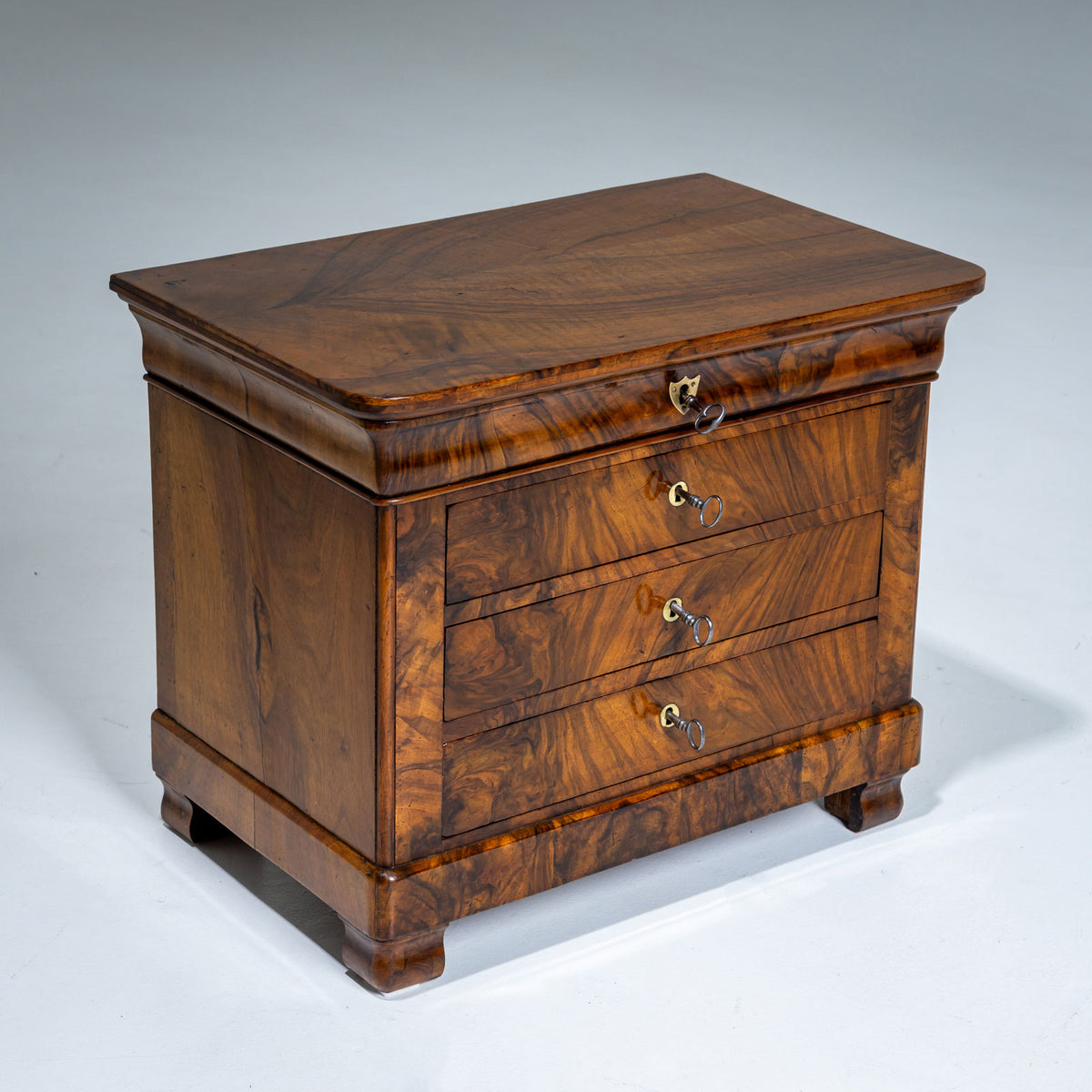Biedermeier Miniaturkommode in Nussbaum, um 1830