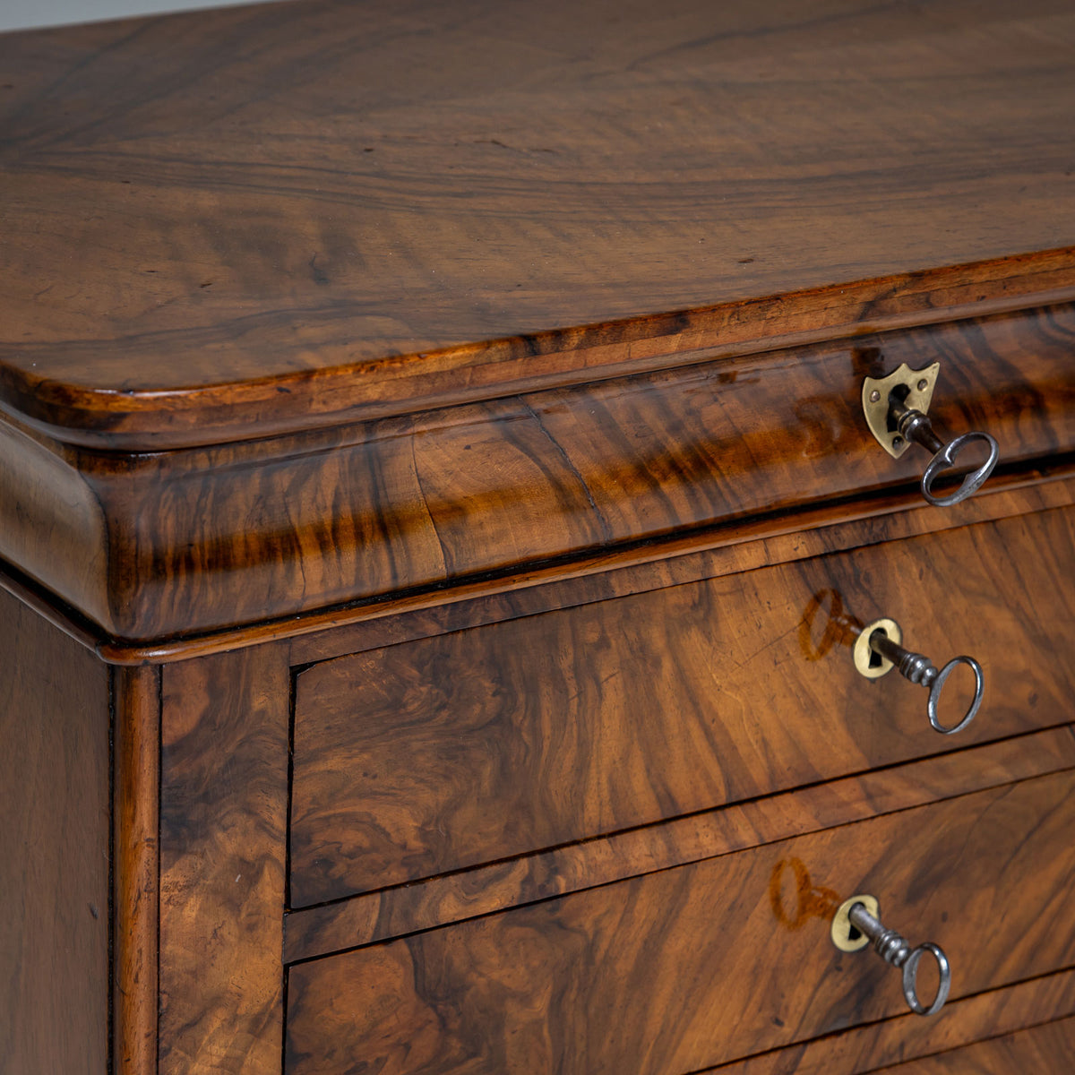 Biedermeier Miniaturkommode in Nussbaum, um 1830
