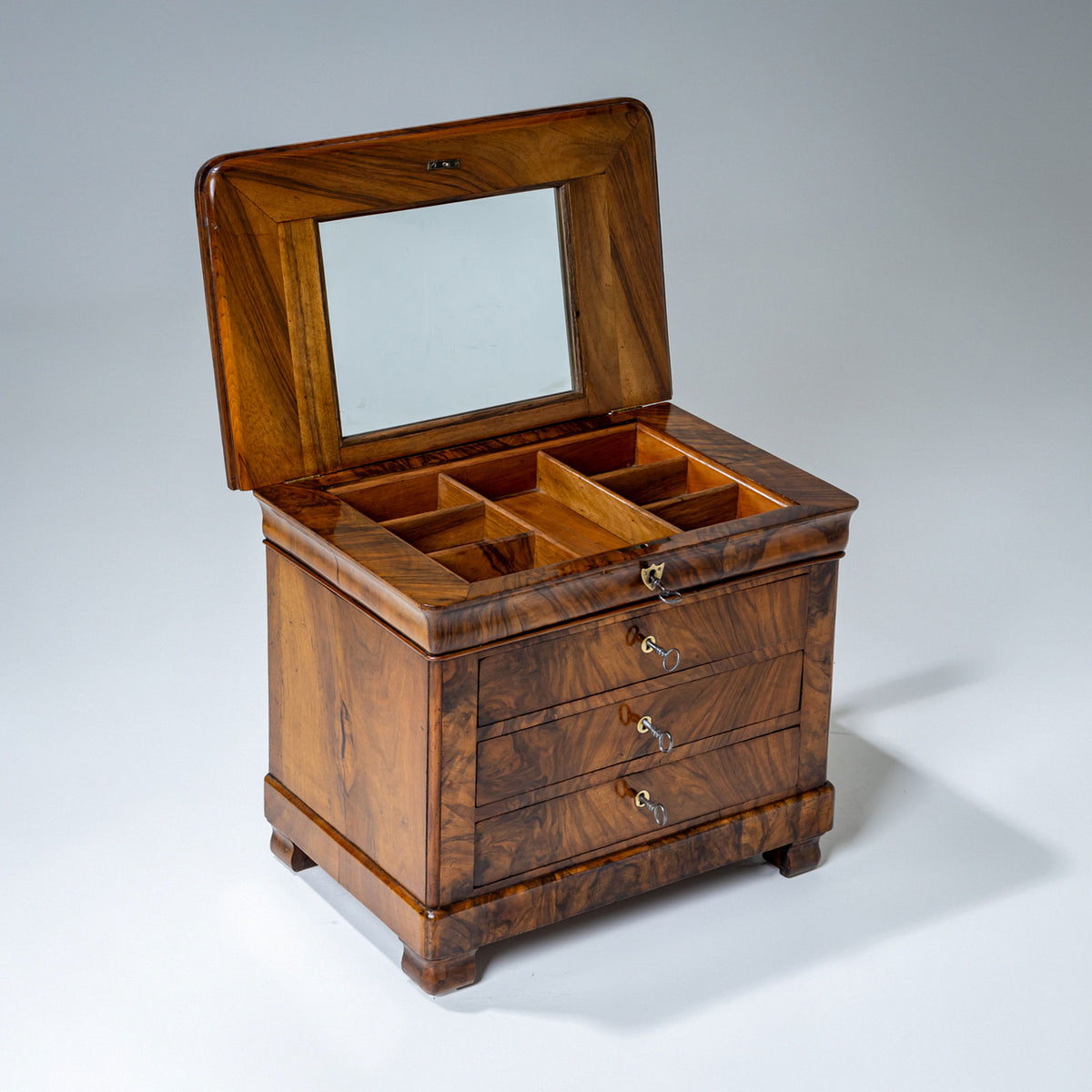 Biedermeier Miniaturkommode in Nussbaum, um 1830