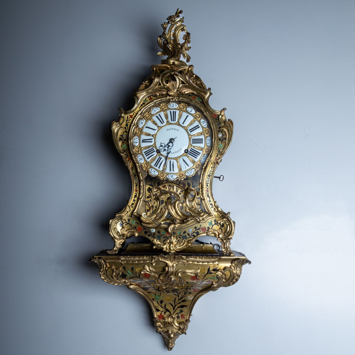 Louis Quinze Grand Cartel Pendule mit Konsole, sig. Balthazar Lieutaud und Joffroy à Besançon, Mitte 18. Jahrhundert
