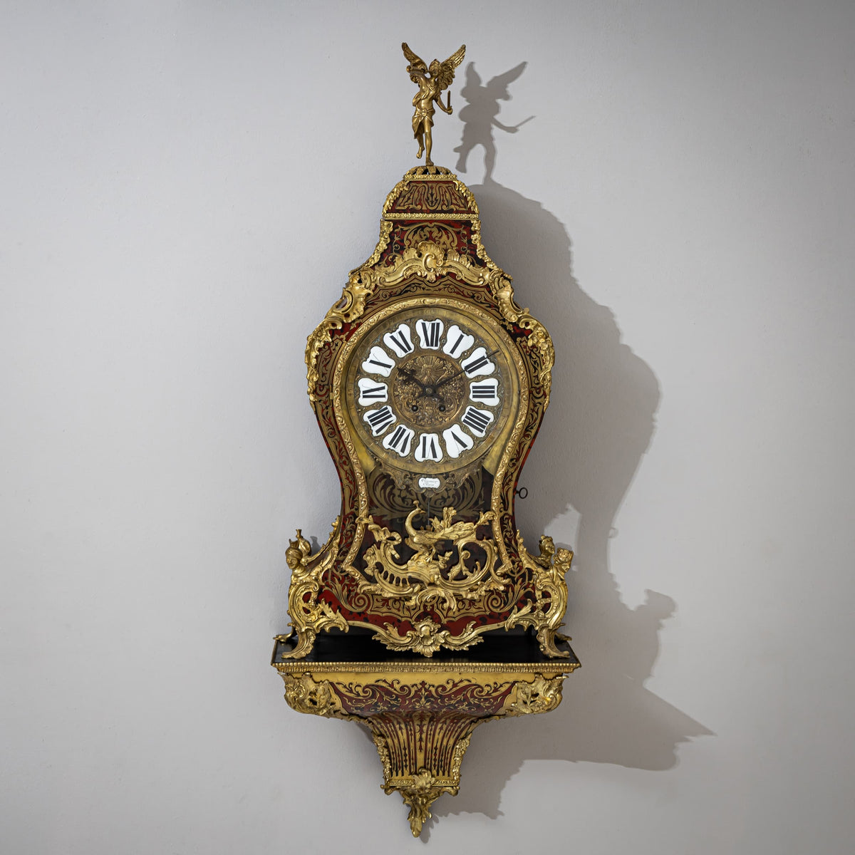 Louis-Quinze-Stil Carteluhr mit Konsole, signiert "Crosnier Paris", Mitte 19. Jahrhundert