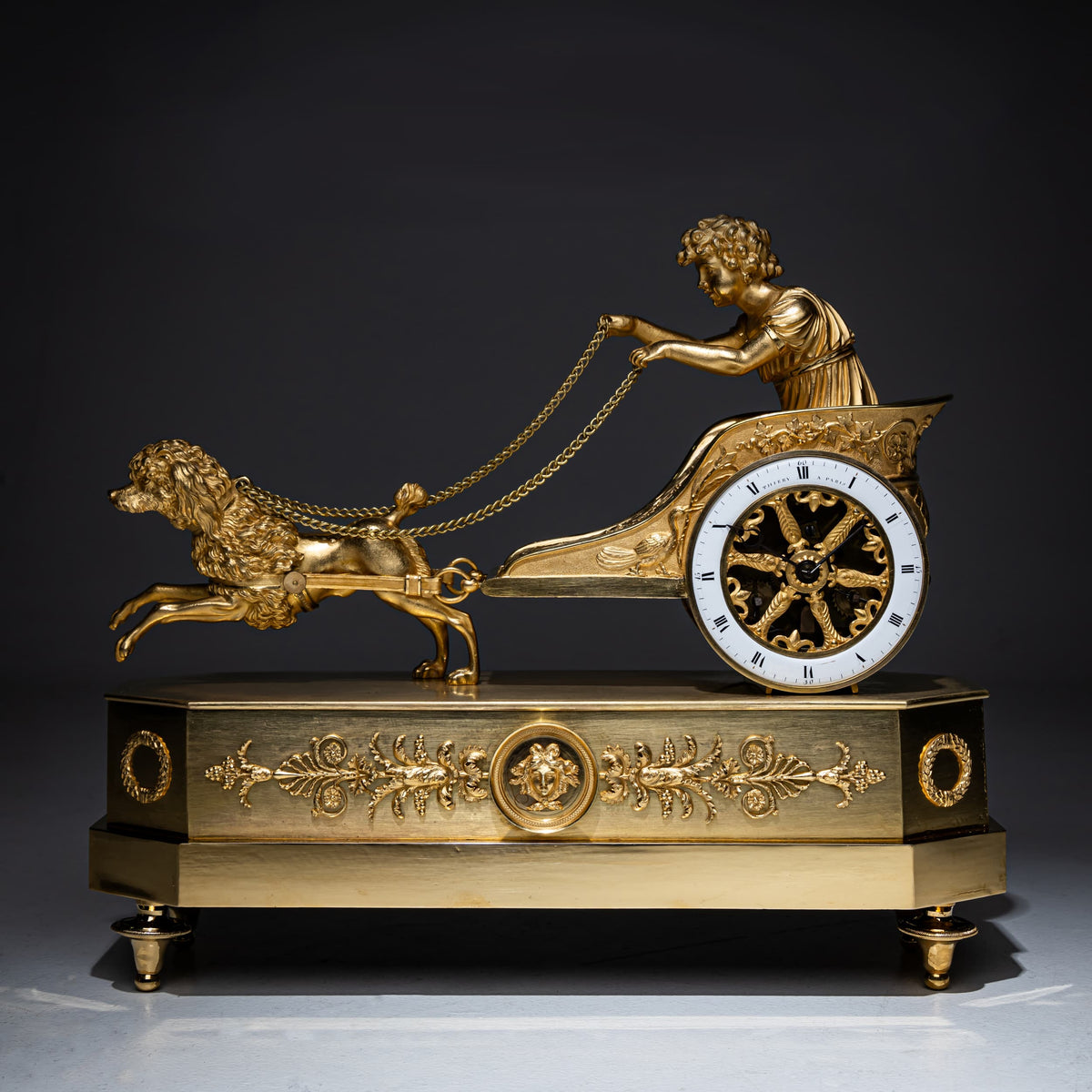 Empire Pendule mit Putto im Streitwagen, signiert Thiery à Paris, Anfang 19. Jahrhundert