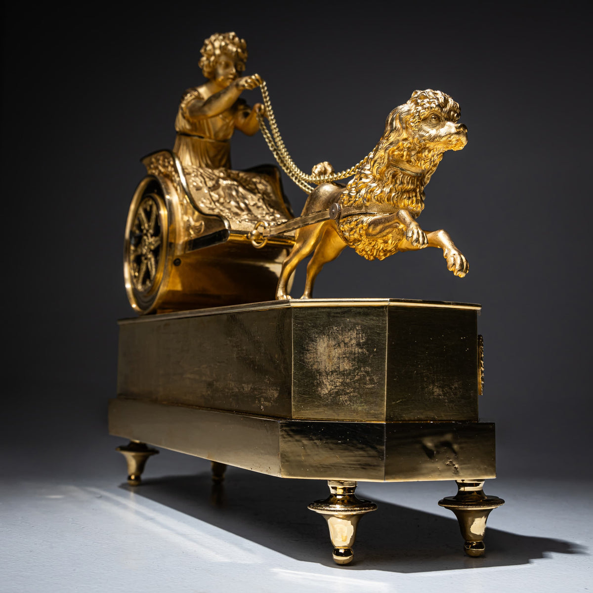 Empire Pendule mit Putto im Streitwagen, signiert Thiery à Paris, Anfang 19. Jahrhundert