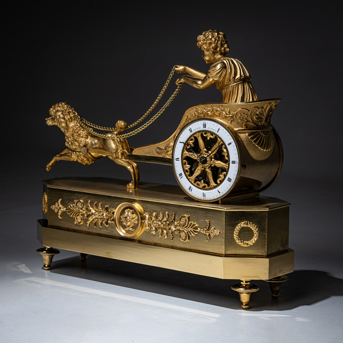 Empire Pendule mit Putto im Streitwagen, signiert Thiery à Paris, Anfang 19. Jahrhundert