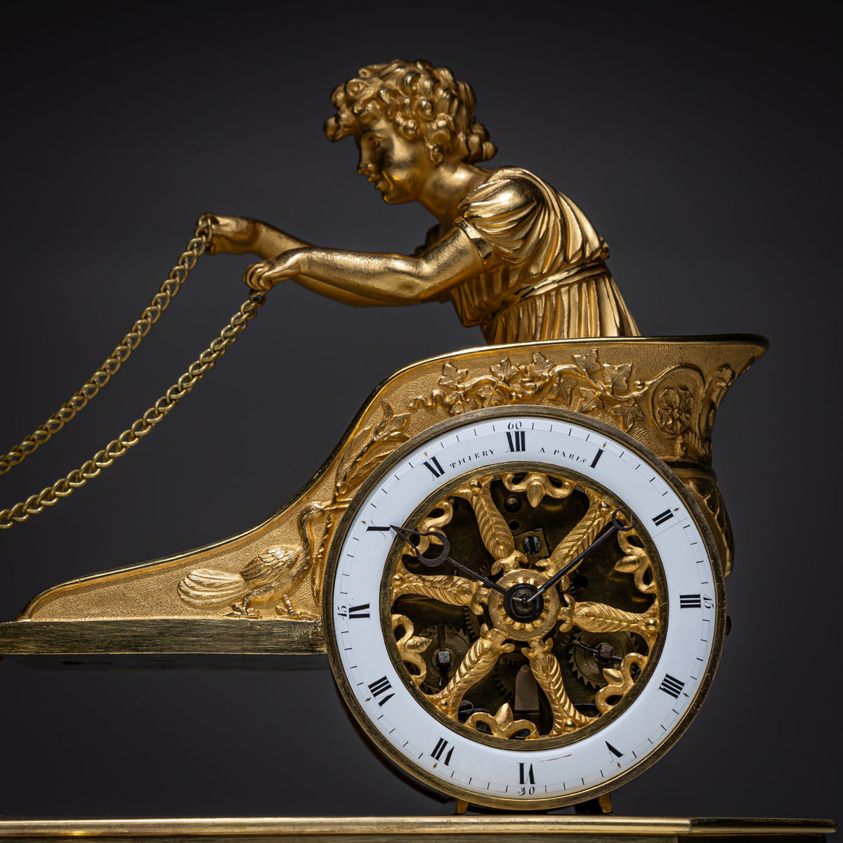 Empire Pendule mit Putto im Streitwagen, signiert Thiery à Paris, Anfang 19. Jahrhundert