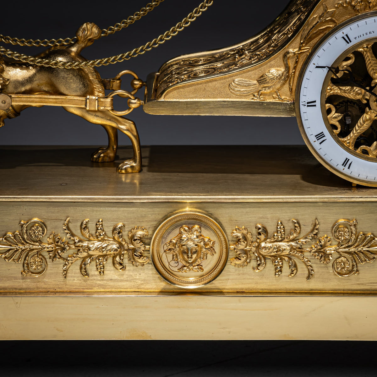 Empire Pendule mit Putto im Streitwagen, signiert Thiery à Paris, Anfang 19. Jahrhundert