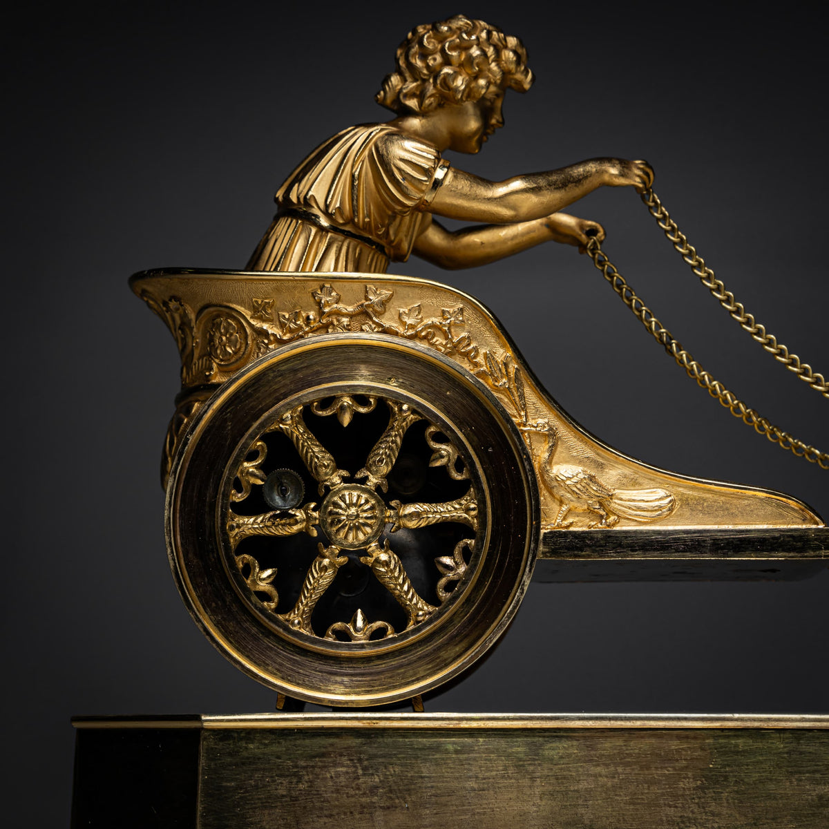 Empire Pendule mit Putto im Streitwagen, signiert Thiery à Paris, Anfang 19. Jahrhundert