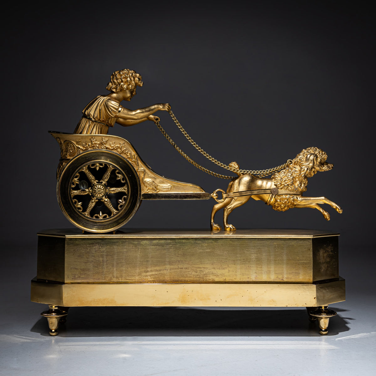 Empire Pendule mit Putto im Streitwagen, signiert Thiery à Paris, Anfang 19. Jahrhundert
