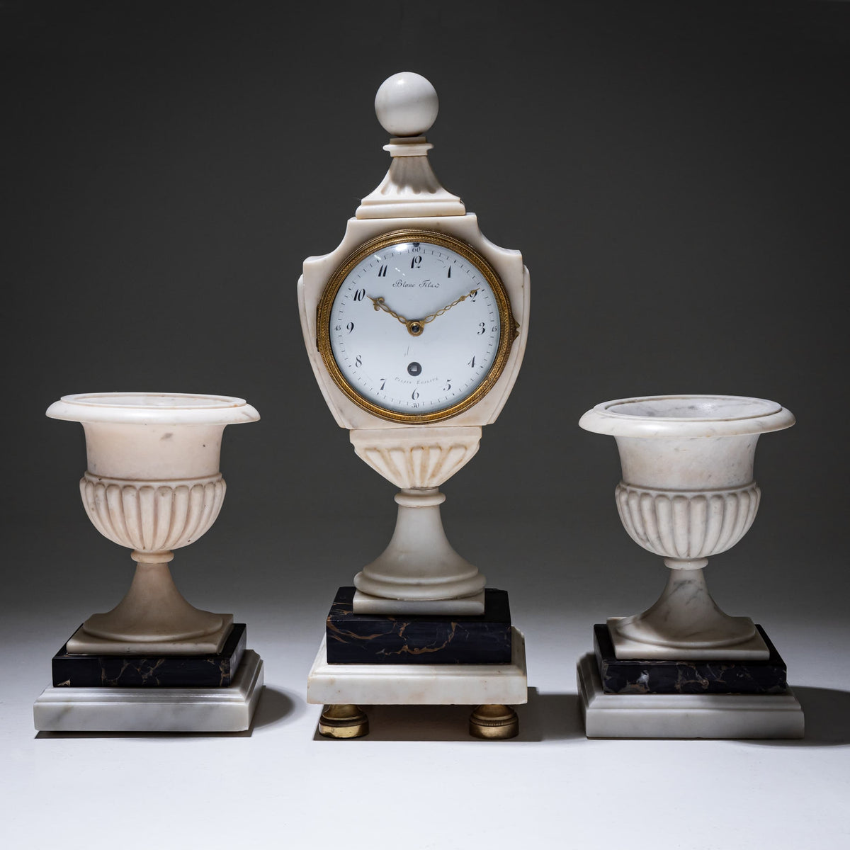 Kaminuhr aus Marmor mit passenden Vasen, um 1830