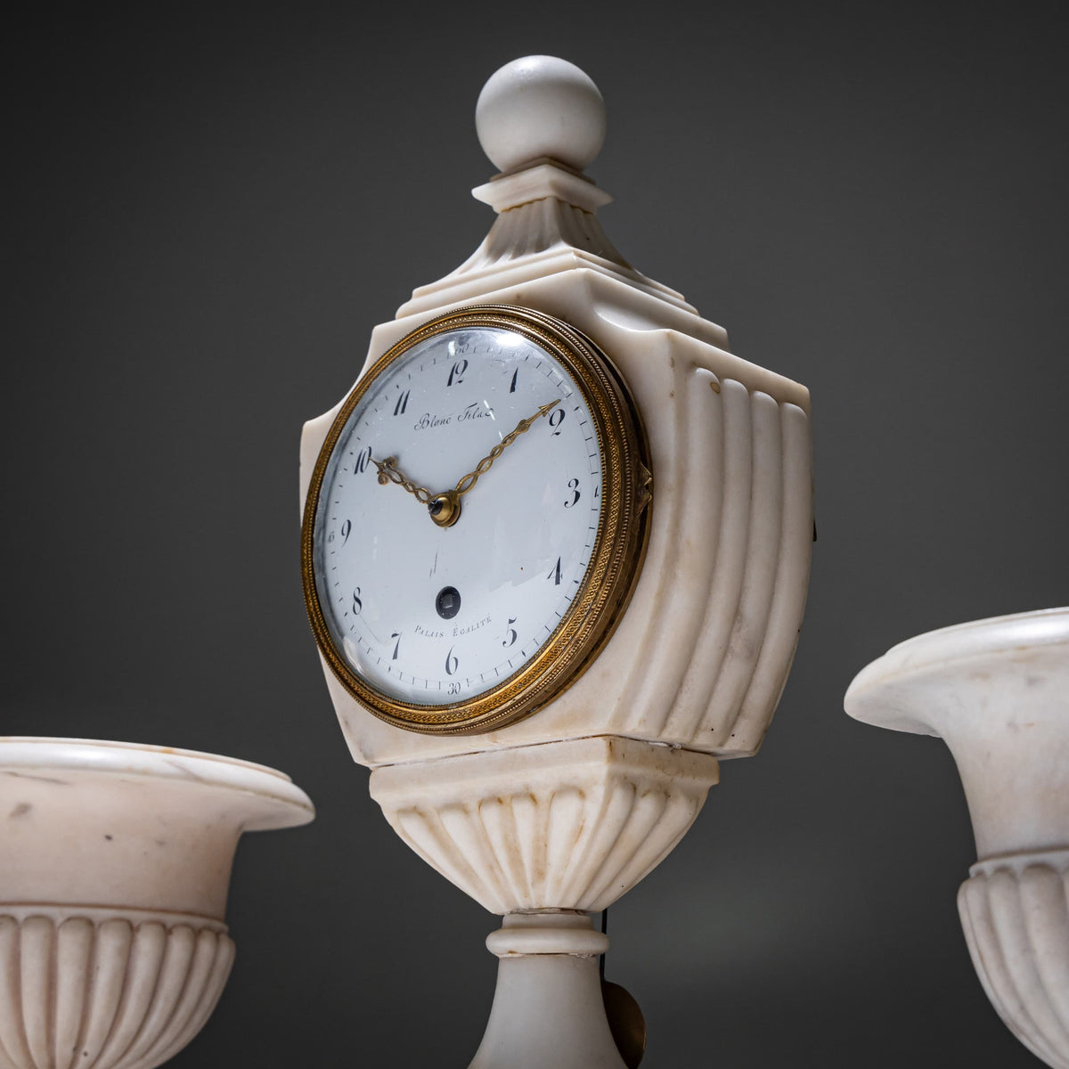 Kaminuhr aus Marmor mit passenden Vasen, um 1830