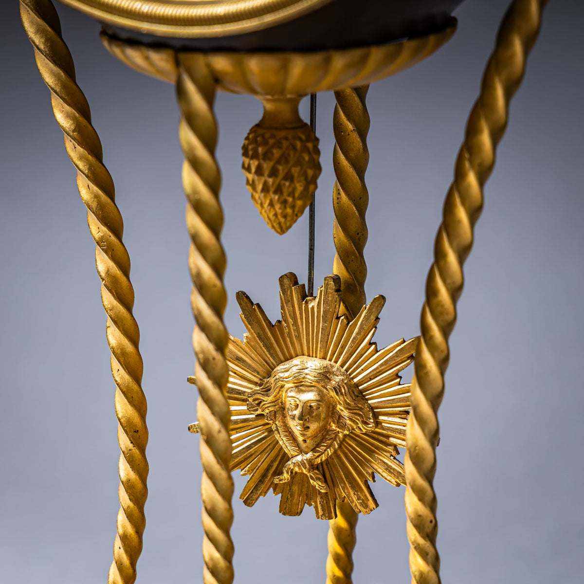 Empire Pendule mit Satyrmasken, Paris, Anfang 19. Jahrhundert