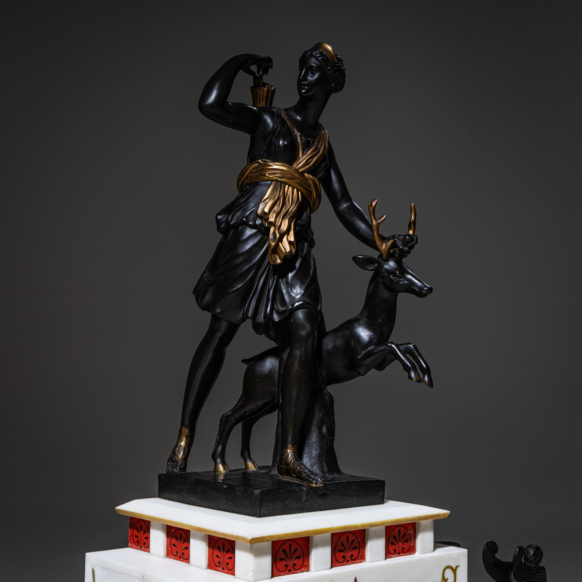 Kaminuhr mit Diana im Neo-Grec-Stil, wohl Frankreich, Ende 19. Jahrhundert