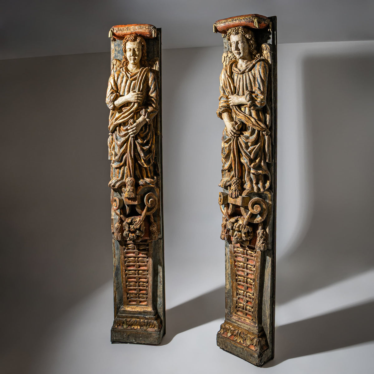 Paar bemalte Pilaster-Engel, wohl Italien, 17. Jahrhundert