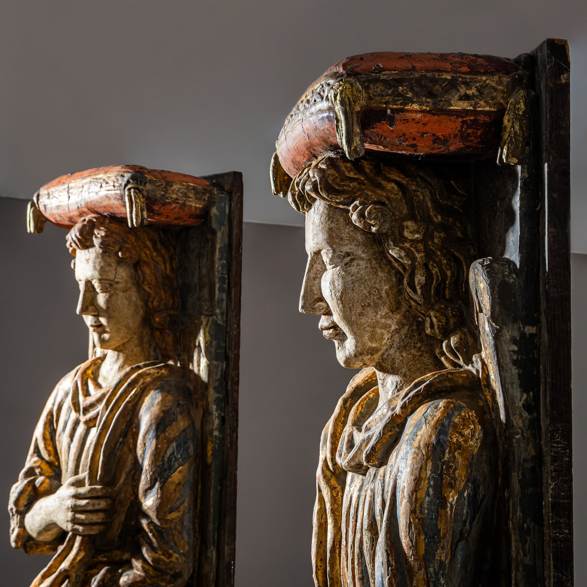 Paar bemalte Pilaster-Engel, wohl Italien, 17. Jahrhundert