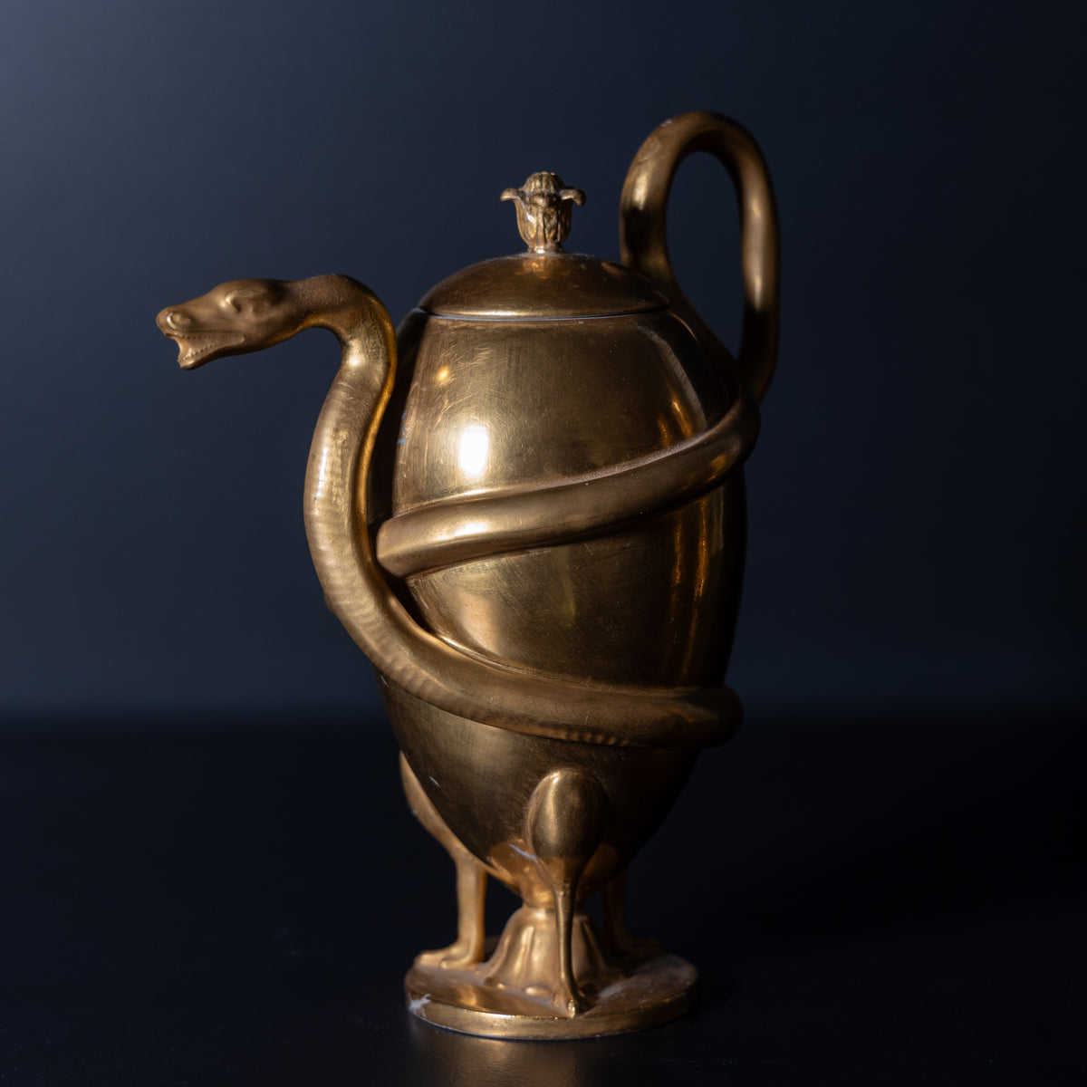 Goldene Porzellan Teekanne mit Schlangendekor, KPM um 1800