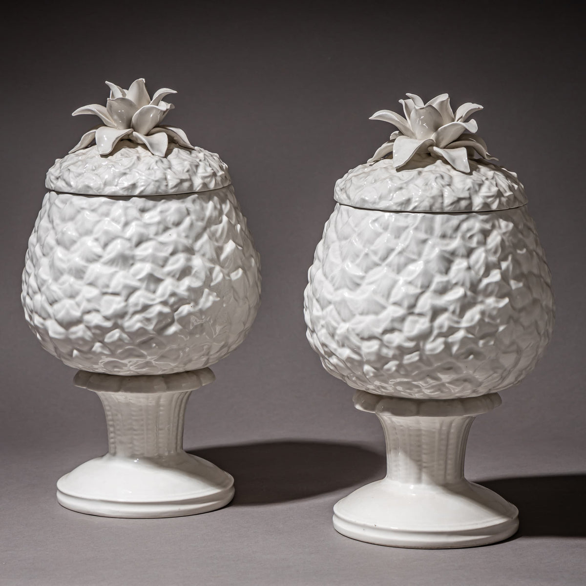 Paar Ananas-Deckelvasen aus Porzellan, 20. Jahrhundert