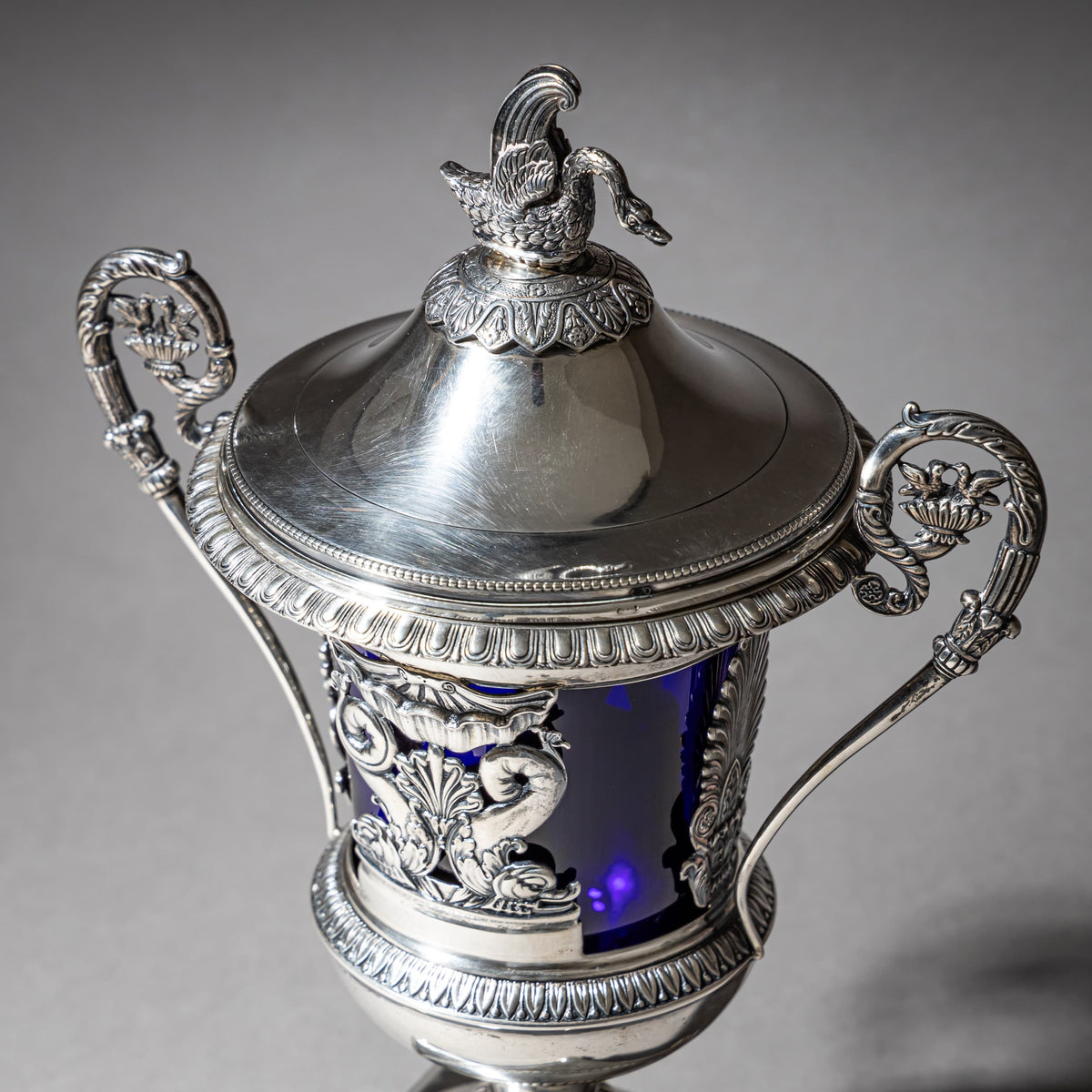 Französischer Drageoir aus Silber mit kobaltblauem Glaseinsatz, innen vergoldet, Cahors/Toulouse, 1784–1789