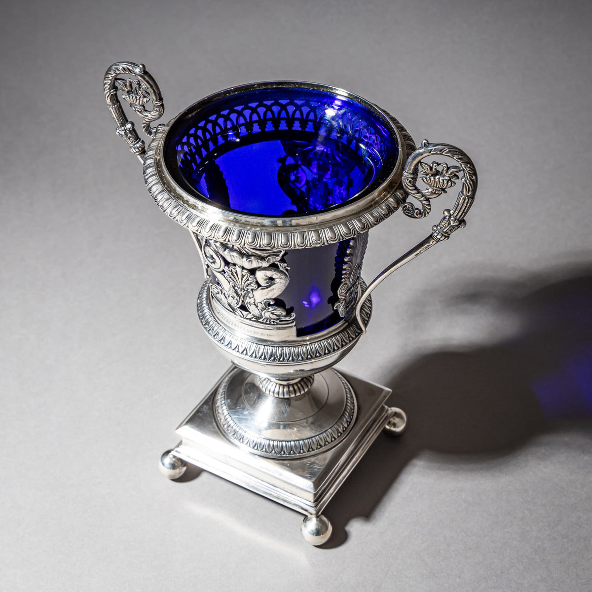 Französischer Drageoir aus Silber mit kobaltblauem Glaseinsatz, innen vergoldet, Cahors/Toulouse, 1784–1789