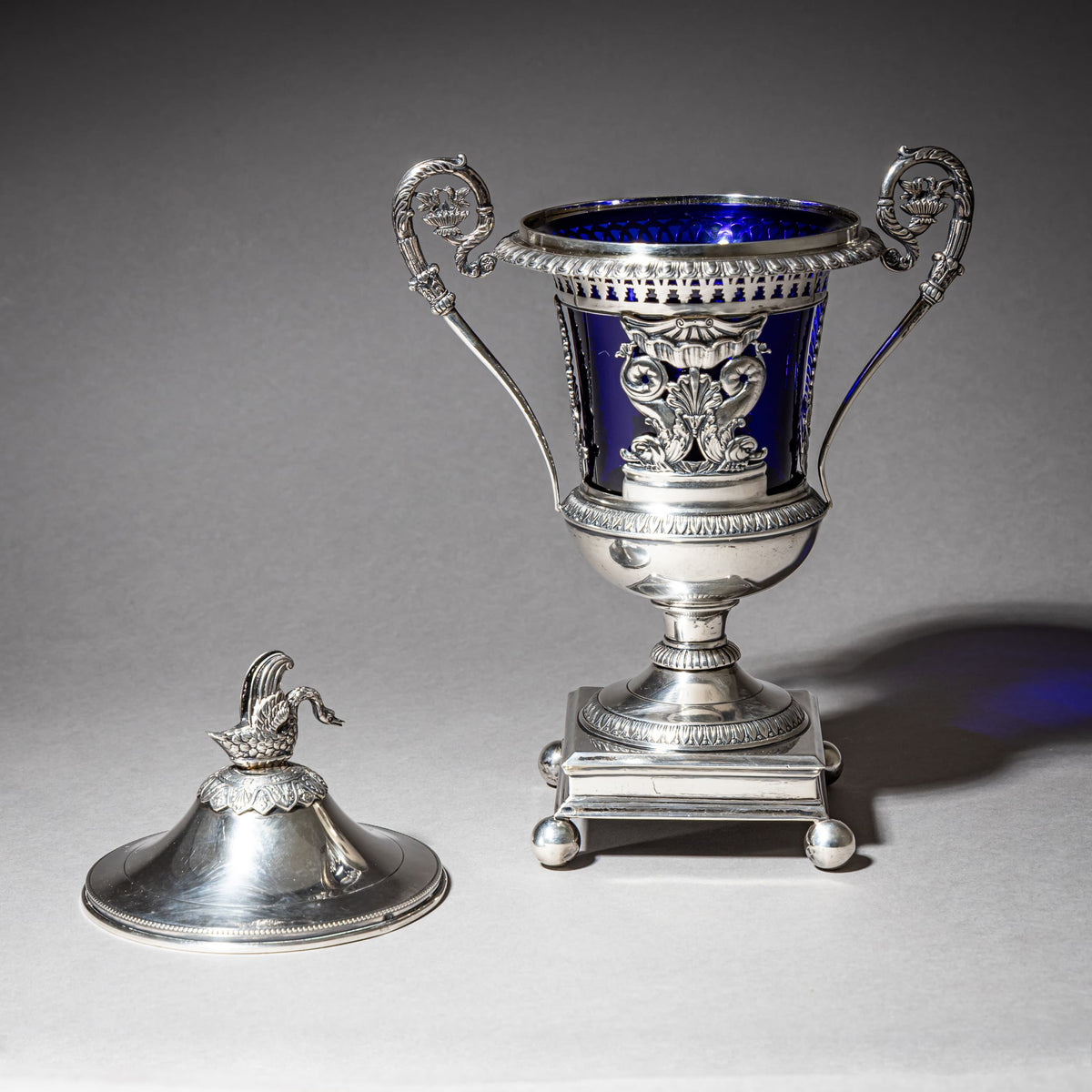 Französischer Drageoir aus Silber mit kobaltblauem Glaseinsatz, innen vergoldet, Cahors/Toulouse, 1784–1789