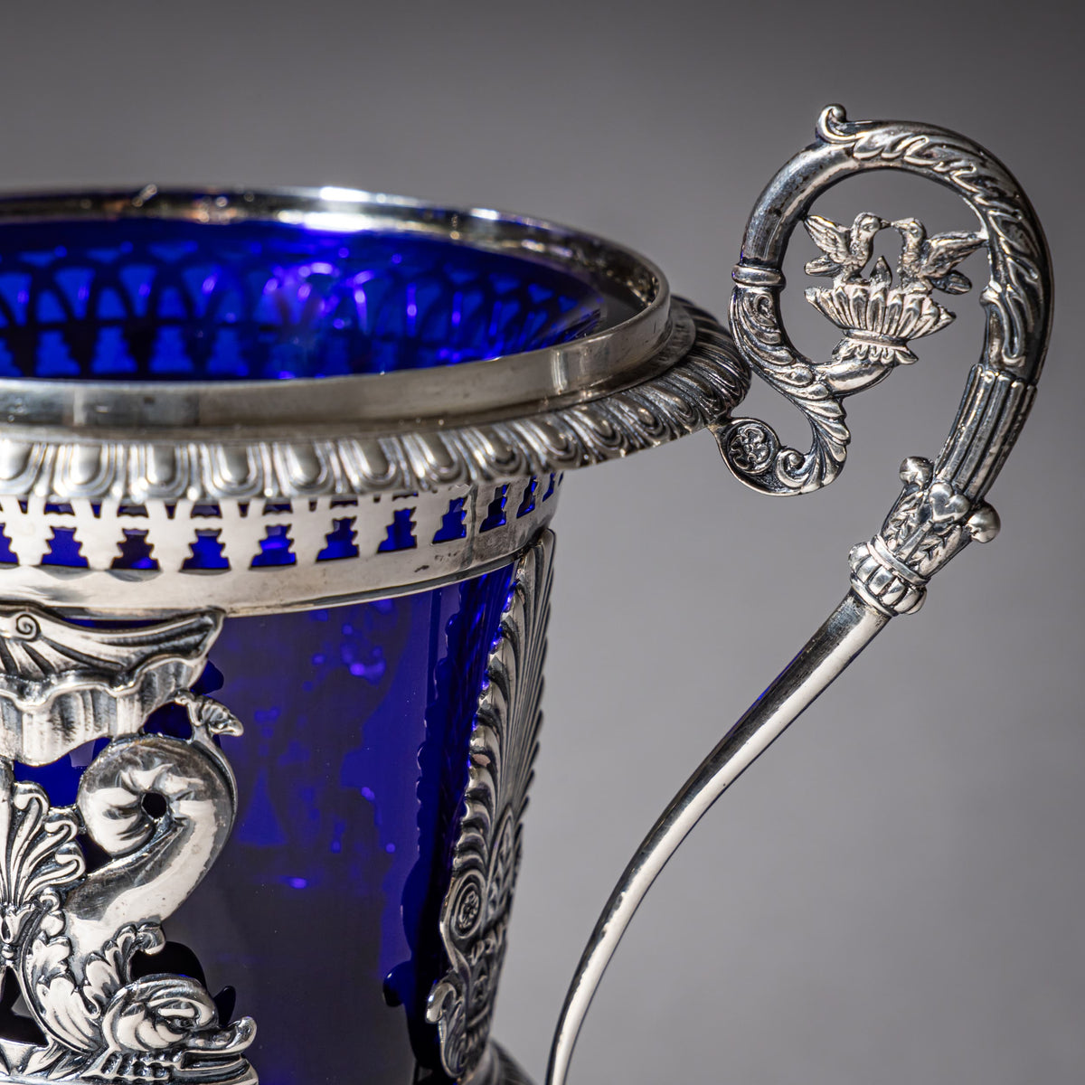 Französischer Drageoir aus Silber mit kobaltblauem Glaseinsatz, innen vergoldet, Cahors/Toulouse, 1784–1789