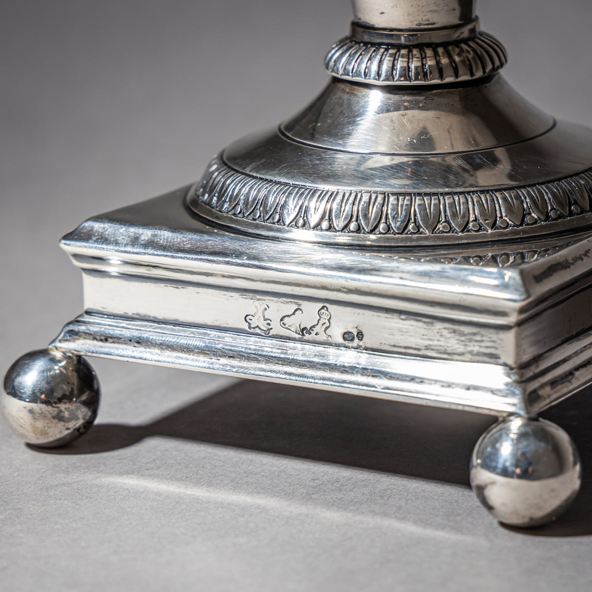 Französischer Drageoir aus Silber mit kobaltblauem Glaseinsatz, innen vergoldet, Cahors/Toulouse, 1784–1789