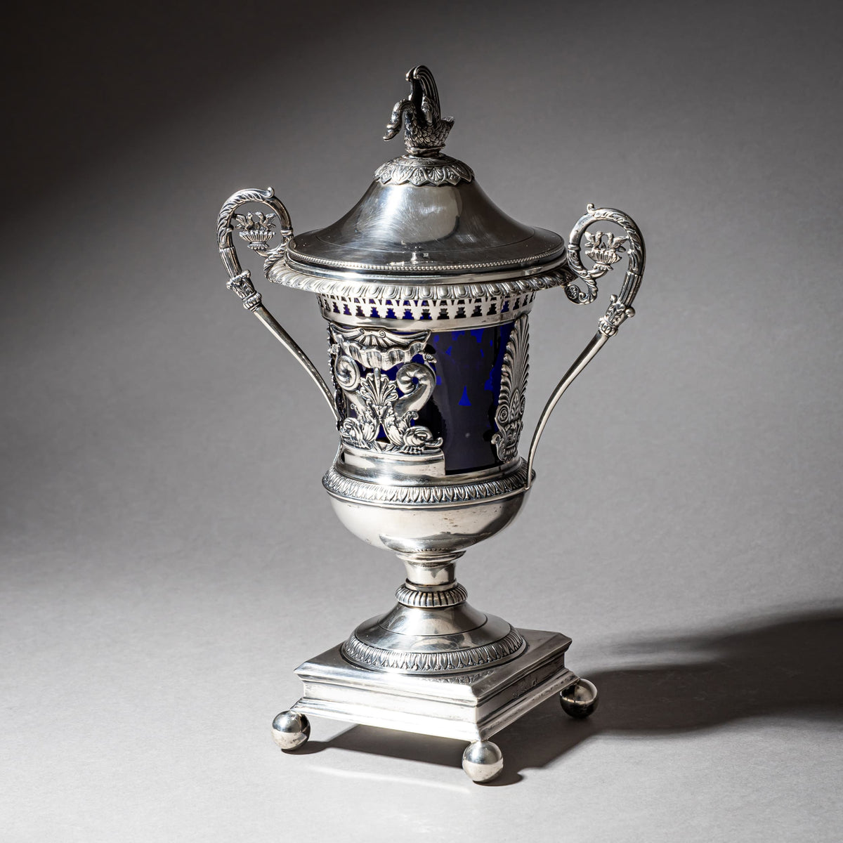Französischer Drageoir aus Silber mit kobaltblauem Glaseinsatz, innen vergoldet, Cahors/Toulouse, 1784–1789
