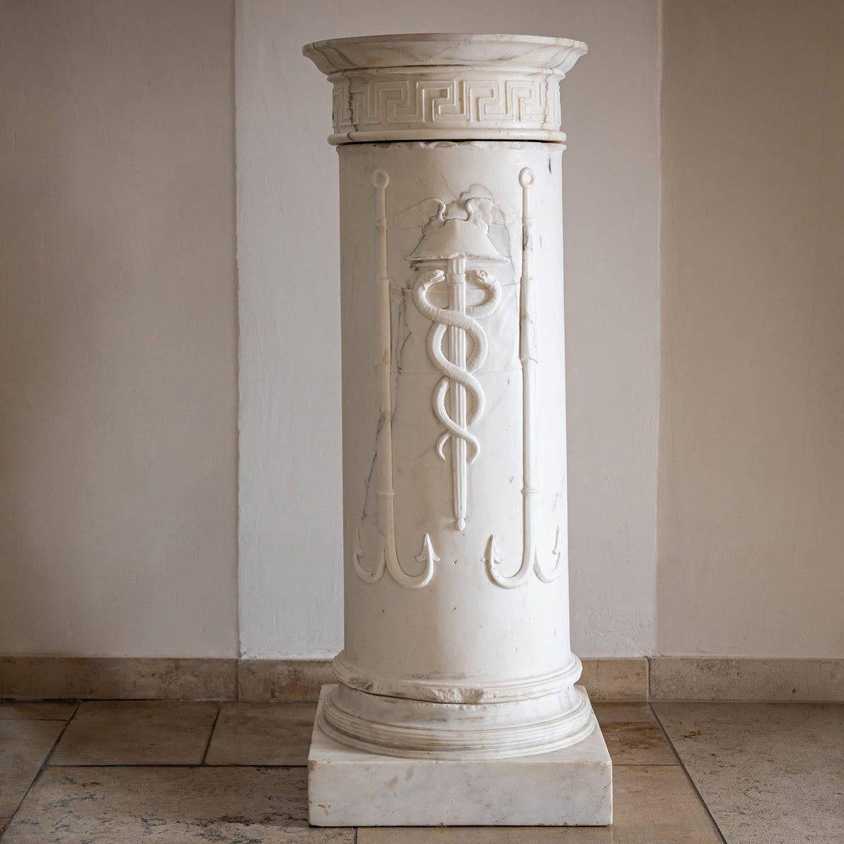 Marmorsäule mit Attributen des Merkur, Italien, wohl Florenz, Anfang 19. Jahrhundert
