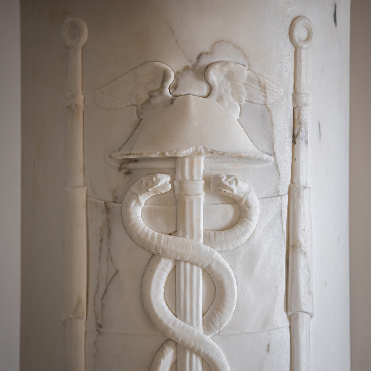 Marmorsäule mit Attributen des Merkur, Italien, wohl Florenz, Anfang 19. Jahrhundert